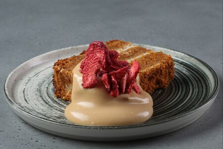 Медовик со сметанным кремом и клубникой