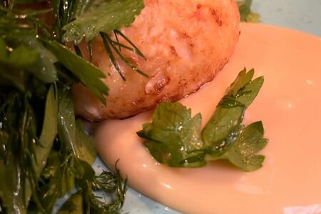 Краб кейк с гуакамоле и зеленью