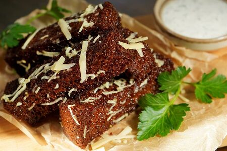 Гренки чесночные с соусом тартар