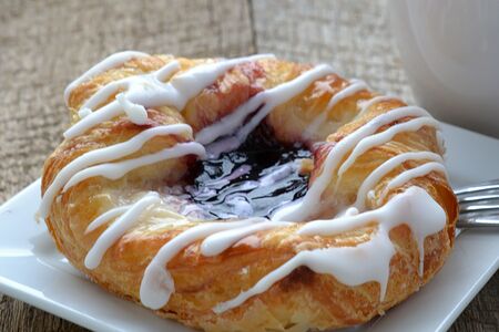 Даниш с миндальным кремом и карамелизированной сливой