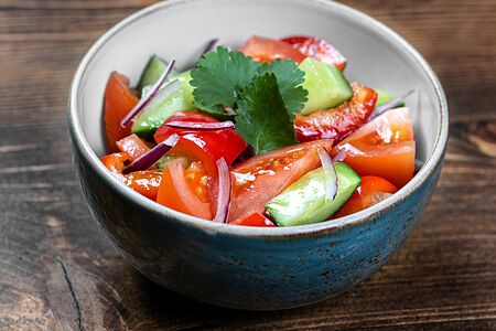 Салат из томата, паприки и огурца