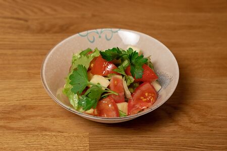 Салат из свежих овощей со сметаной