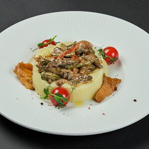 Бефстроганов с белыми грибами на картофельном пюре