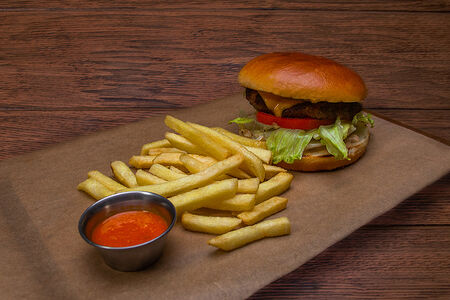 Бургер с говяжьей котлетой