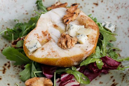 Запеченная груша с голубым сыром и орехами