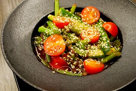 Теплый салат с говядиной и овощами