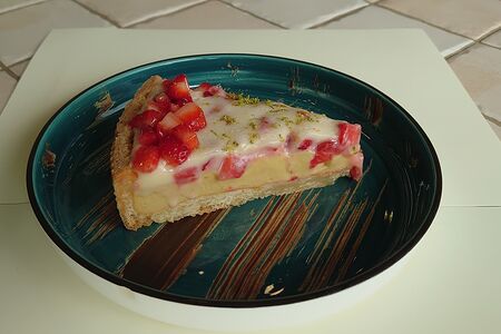 Тарт из ревеня с кремом сабайон и клубникой