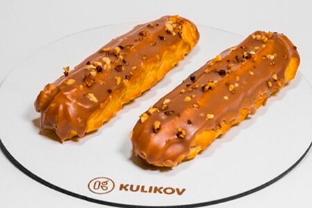 Пирожное Эклер с лесным орехом