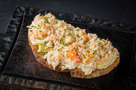 Брускетта с крабом, хрустящим айсбергом и авокадо