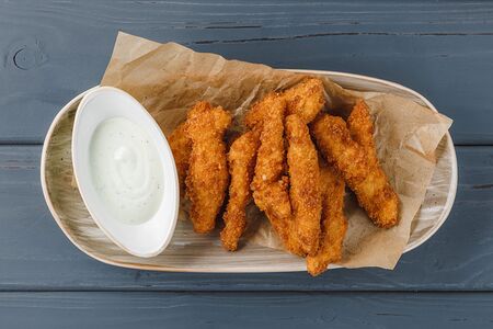Стрипсы куриные с чесночным соусом