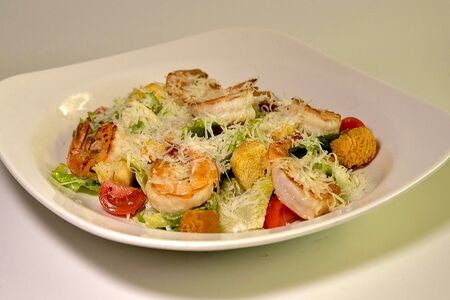 Салат Цезарь с тигровыми креветками