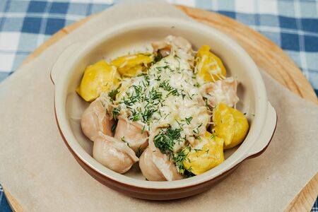 Пельмени из мяса птицы в сливочно-грибном соусе