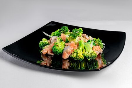 Салат с брокколи и слабосоленым лососем