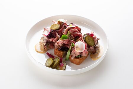 Ржаной хлеб, ростбиф, соус горчица