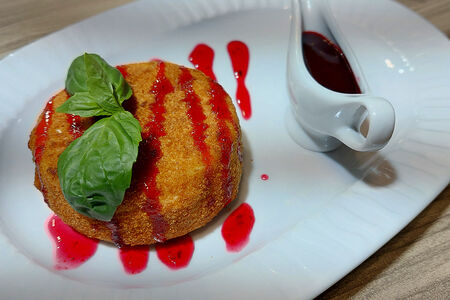 Камамбер с малиновым соусом