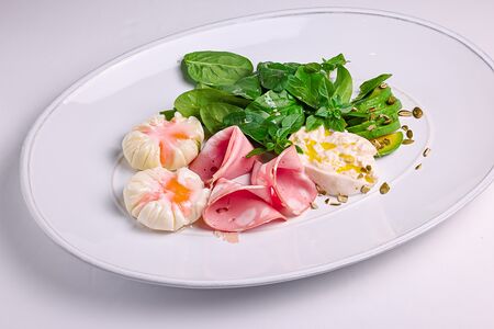 Яйца пашот, мортаделла, буррата, шпинат, авокадо