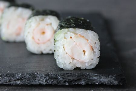 Ролл с креветкой