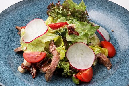 Стейк-салат с домашним ростбифом