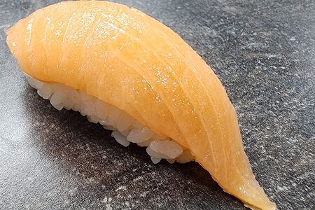 Суши с лососем