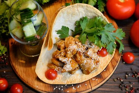 Курица в тортилье бомбическая