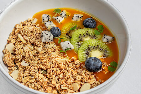 Йогурт с гранолой и фруктами