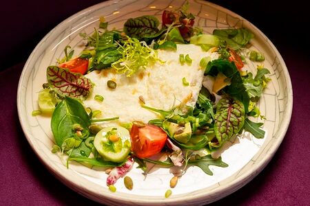 Белковый омлет с овощным салатом