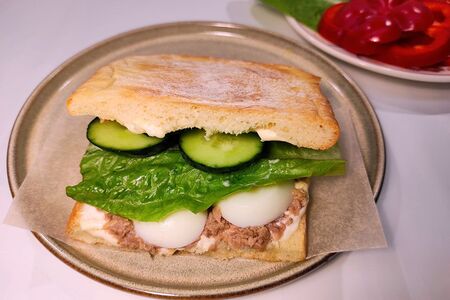 Панини с тунцом и яйцом