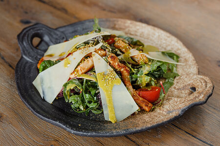 Азиатский Цезарь с кунжутным цыпленком