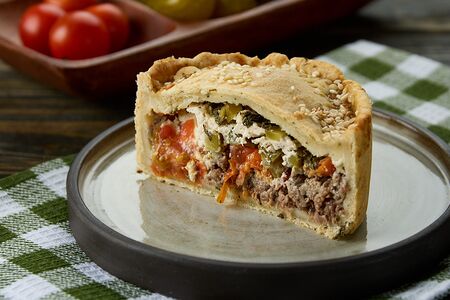 Пирог на песочном тесте Говядина, черри и огурец