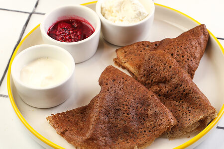 Льняные блины со сгущенным молоком и сметаной