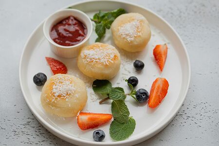 Кокосовые сырники с топпингом