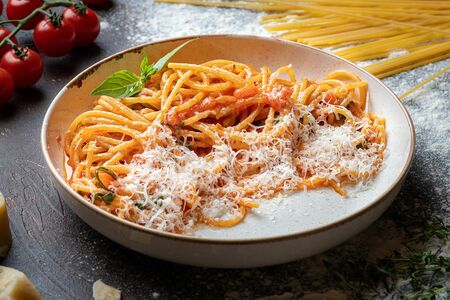 Спагетти с помидорным соусом и базиликом