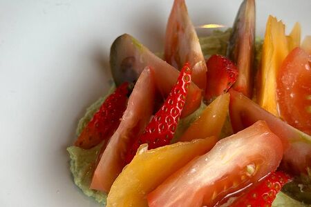 Крем из бобов эдамаме с томатами и клубникой