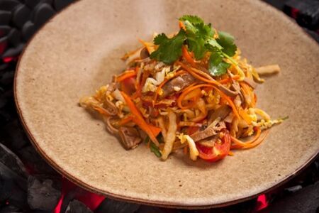 Салат с языком и пекинской капустой