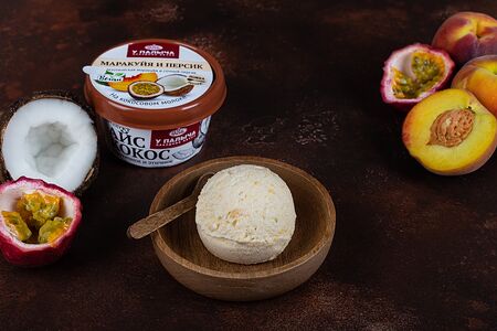 Кокосовое мороженое Айс кокос с фейхоа и клубникой