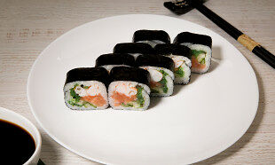 Ролл Футомак с лососем, креветкой и чукой