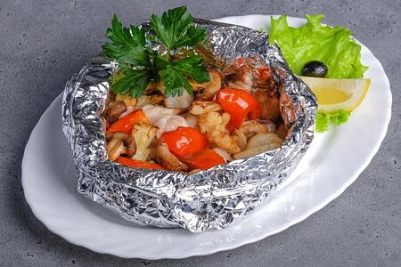 Судачок в фольге с овощами