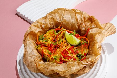 Форель в пергаменте с овощами