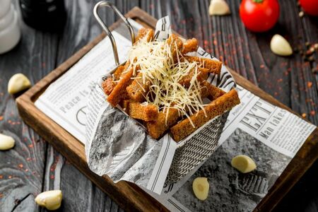 Гренки с чесноком и пармезаном