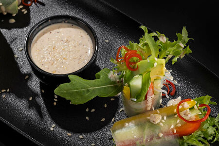 Фреш-ролл с овощами, авокадо и орехово-кунжутным соусом