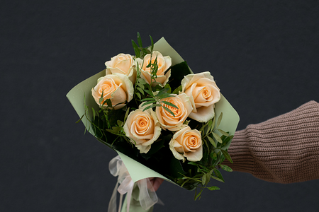 Букет из персиковых роз 7 шт