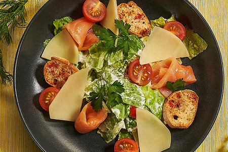 Салат Цезарь с семгой