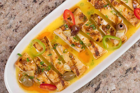 Кальмар на гриле с абхазским лимоном и оливками