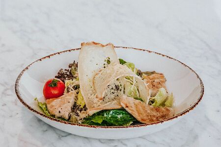 Салат Цезарь с курицей