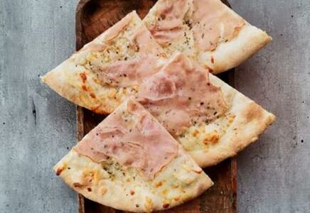 Фокачча с ветчиной и моцареллой
