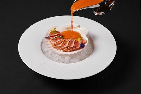 Татаки из лосося с перечным соусом