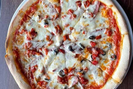 С колбасками, оливками и сладким перцем