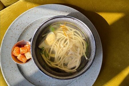 Суп куриный с лапшой и гренками