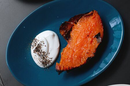 Запеченный батат с греческим йогуртом