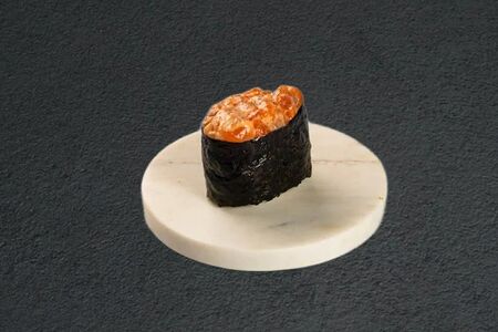 Спайси суши с лососем